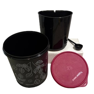 Peut inclure: Ensemble de récipients à café Tupperware noirs avec un couvercle bordeaux et une petite cuillère noire. Le récipient présente un motif floral blanc. L'ensemble comprend un grand récipient noir et un petit récipient noir avec un couvercle.