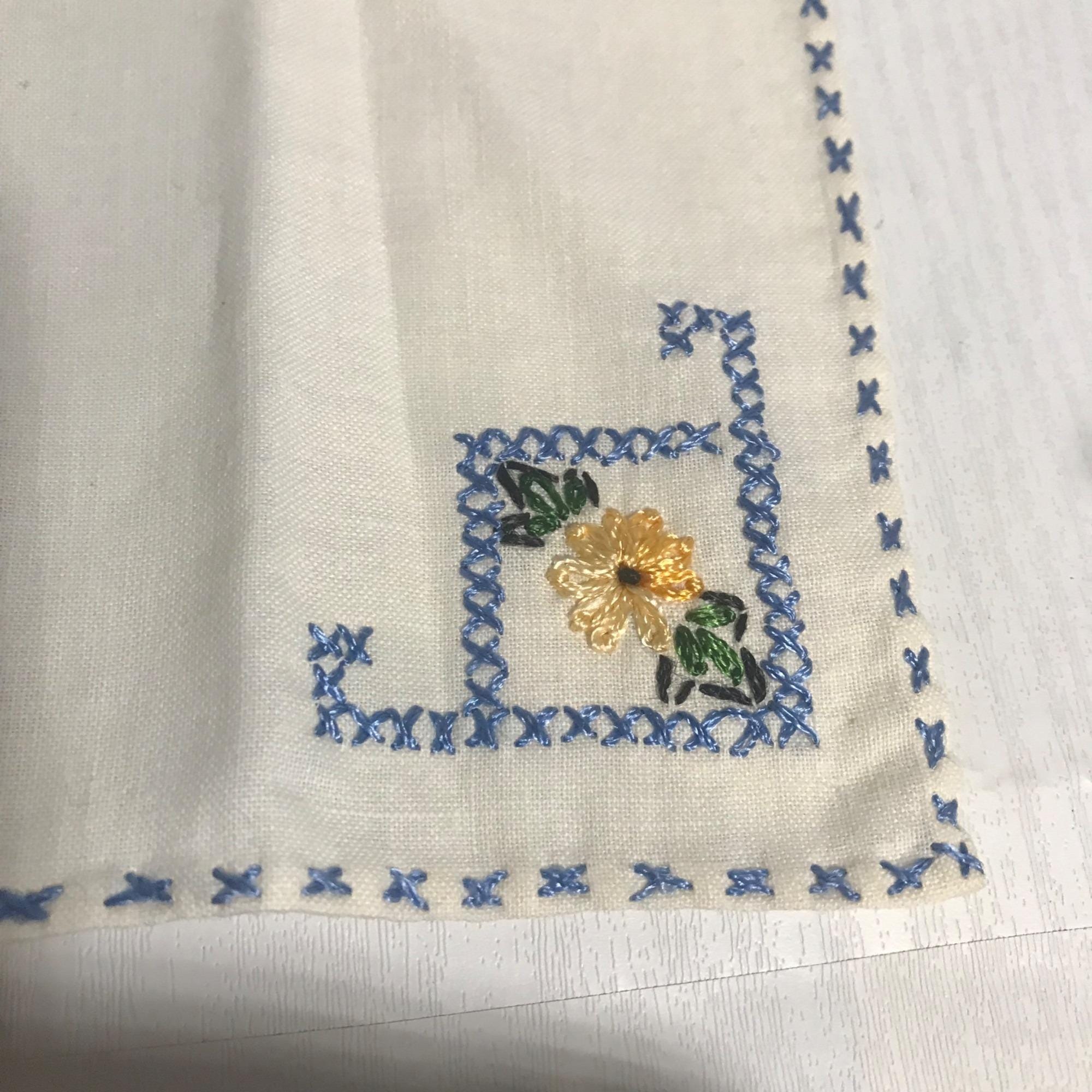 アンティーク フランス リネンクロス ハンカチーフ 黄と藍色の花の手刺繍 縁縢り リネンハンカチ、手刺繍、ブルーのクロスステッチボーダー、花柄