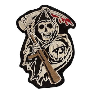 Puede incluir: Parche bordado con una parca con rostro de calavera, sosteniendo una guadaña y un rifle. El parche es negro con detalles en blanco, marrón y rojo. La parca lleva una capucha y el parche tiene una forma única.