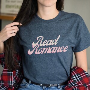 Leggi Romance Unisex Tshirt, Romance Heavy Cotton Tee, Romance Shirt, Romance Reader Tshirt, Camicia per romantici
