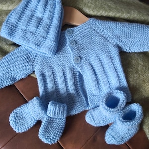 Set di cardigan azzurro lavorato a mano - 4 pezzi! Include cappello, scarpine e guanti / Set regalo per neonato di Maddie Makes