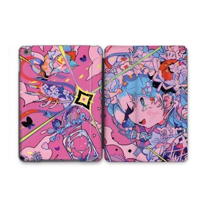 Könnte beinhalten: Eine rosa und blaue Handyhülle mit einer bunten Illustration eines Mädchens mit blauen Haaren und einer Blumenkrone. Die Illustration ist von einer Vielzahl von bunten Formen und Designs umgeben.