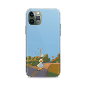 Può includere: Una custodia per telefono trasparente con sfondo blu e un'illustrazione di un'oca con le cuffie che fa skateboard su una strada.