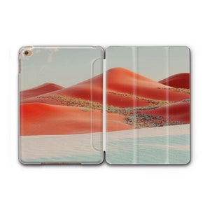 Op de afbeelding: Een witte tablet hoes met een landschapsafbeelding van rode zandduinen en een blauwe lucht. De hoes is gesloten en de afbeelding is verdeeld over de voor- en achterkant.