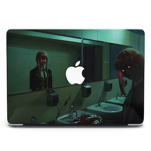 Peut inclure: Un ordinateur portable avec un design vert et noir. Le design présente une femme aux cheveux roux et un logo Apple blanc. La femme est reflétée dans un miroir, et l'arrière-plan est une salle de bain avec des lavabos et un sol carrelé.