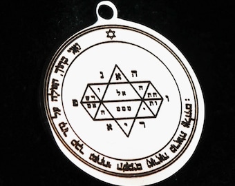 Puede incluir: Un colgante circular de tono plateado con un diseño de estrella de seis puntas grabado en el centro, rodeado de texto en hebreo dentro de un borde de doble línea. El colgante incluye un pequeño lazo circular en la parte superior.