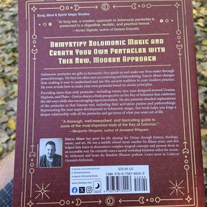 Puede incluir: Una portada de libro granate con detalles dorados. El t&iacute;tulo es "Desmitificando la magia solom&oacute;nica y crea tus propios pent&aacute;culos con este nuevo enfoque moderno." La contraportada incluye informaci&oacute;n del autor y rese&ntilde;as.