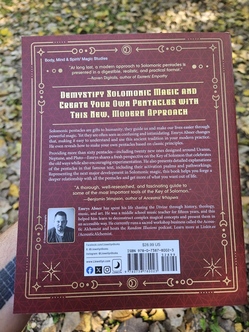 Puede incluir: Una portada de libro granate con detalles dorados. El t&iacute;tulo es "Desmitificando la magia solom&oacute;nica y crea tus propios pent&aacute;culos con este nuevo enfoque moderno." La contraportada incluye informaci&oacute;n del autor y rese&ntilde;as.