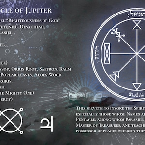 以下が含まれることがあります： 「FIRST PENTACLE OF JUPITER」と「THIS SERVETH TO INVOKE THE SPIRITS OF JUPITER, AND ESPECIALLY THOSE WHOSE NAMES ARE WRITTEN AROUND THE PENTACLE, AMONG WHOM PARASIEL IS THE LORD AND MASTER OF TREASURES, AND TEACHETIH HOW TO BECOME POSSESSOR OF PLACES WHEREIN THEY ARE.」というテキストが書かれた青と白のペンタグラム。ペンタグラムはヘブライ語のテキストが書かれた円に囲まれています。