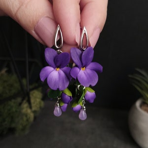 Violette Viola Ohrringe, Baumeln Ohrringe, Botanischer Schmuck, Fimo Schmuck, Violette Ohrringe, Pflanzenohrringe, Violettes Geschenk für sie
