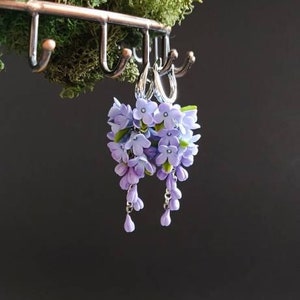Lila Ohrringe, lange Blumenohrringe, lila Ohrringe, Blumenschmuck, Baumelnohrringe, Blütenschmuck, botanisches Geschenk