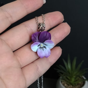 Viooltjeketting, paarse bloemensieraden, violette hanger, bloemenaccessoires, botanische sieraden, paarsblauwe bloemen