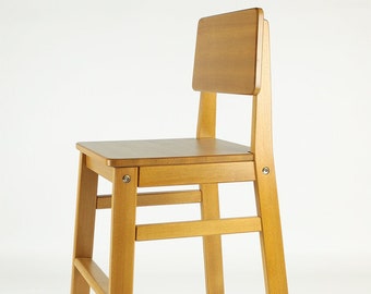 Une chaise haute pour enfant pour la table de cuisine, salle à manger, bureau. Couleurs - noyer, marron