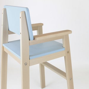 Chaise très haute Dominik pour comptoir de cuisine. Pour enfants de 2 à 7 ans. Bois clair et couleurs Błękitny