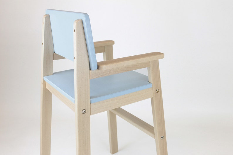 Chaise très haute Dominik pour comptoir de cuisine. Pour enfants de 2 à 7 ans. Bois clair et couleurs Błękitny