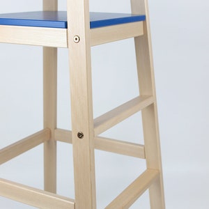 Chaise très haute Dominik pour comptoir de cuisine. Pour enfants de 2 à 7 ans. Bois clair et couleurs image 6