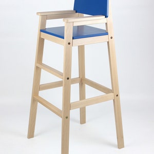 Chaise très haute Dominik pour comptoir de cuisine. Pour enfants de 2 à 7 ans. Bois clair et couleurs Bleu