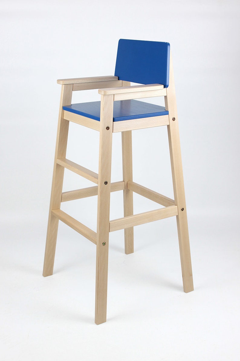 Chaise très haute Dominik pour comptoir de cuisine. Pour enfants de 2 à 7 ans. Bois clair et couleurs Bleu