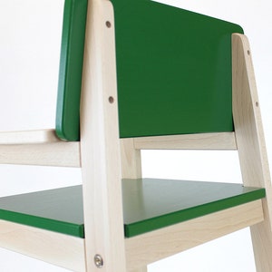 Chaise très haute Dominik pour comptoir de cuisine. Pour enfants de 2 à 7 ans. Bois clair et couleurs Vert