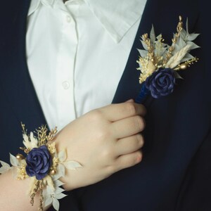 Ensemble boutonnières et corsage bleu marine élégants, accessoires floraux dorés, blanc cassé pour mariages, bal de promo, marié, garçons d'honneur, demoiselles d'honneur