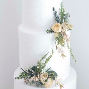 Topper per torta nuziale fatto a mano in verde acqua e avorio, fiori verde polvere e avorio, delicato design floreale artificiale e stabilizzato