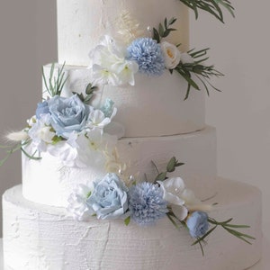 Stoffige blauwe en witte bloemendecoratie voor bruidstaart, stoffige blauwe en witte bloemencaketopper, blauwe bloemcaketopper, Bloemencake.