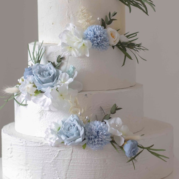 Décoration florale bleue et blanche pour gâteau de mariage, décoration de gâteau floral bleu et blanche, décoration de gâteau fleurs bleues, gâteau fleurs.