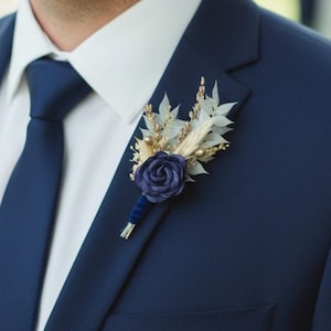 Elegante boutonniere azul marino, dorado y blanquecino, accesorio floral para bodas, bailes de graduación, novios y padrinos de boda.