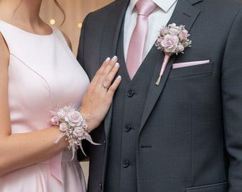Handgemaakte pastelroze corsage- en boutonnièreset