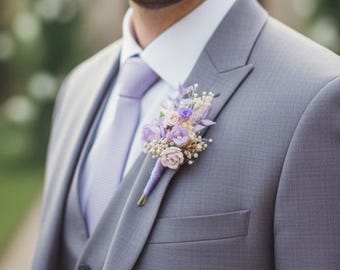 ブラッシュピンク＆ライラックのブートニア（サテンリボン付き） - プリザーブドフラワー、ドライフラワー、ペーパーフラワー、環境に優しいウェディングラペルピン