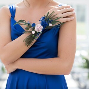 Corsage bleu royal blush : accessoire de mariage fleurs séchées et fleurs artificielles