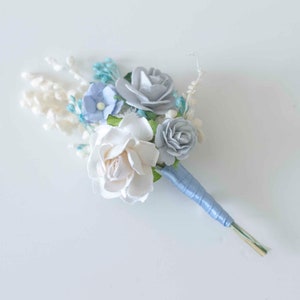 STOFBLAUW en wit knoopsgat corsages voor bruiloft, lichtblauw en wit bloem knoopsgat voor bruidegom en bruidsjonkers, bruiloft accessoire