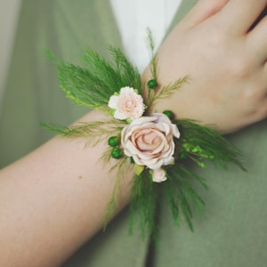 Ramo de flores naturales en tonos verdes y rosados: ramo rústico para damas de honor e invitadas: flores secas, preservadas y artificiales