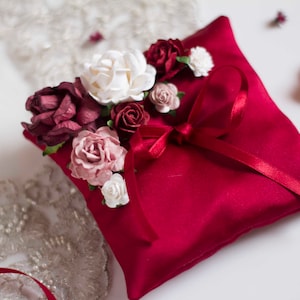 BELLISSIMO cuscino per fedi color BORDEAUX fatto a mano, cuscino in raso per fedi nuziali con accenti floreali, personalizzabile per il tuo giorno speciale