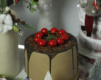 Rustikaler Schokoladen-Weihnachtskuchen mit dunkler Schokolade und Kirschen | 8x4 ”Urlaub Herzstück