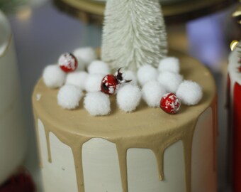 Ivory Faux Kuchen-Weihnachts-Mittelstück: Karamell-Tropfen, weiße Baumspitze (4,7x4 ")