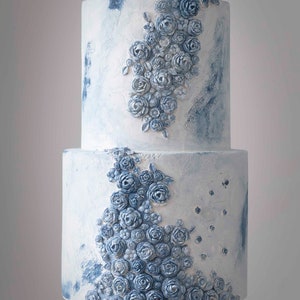 2-stöckige Hochzeitstorte mit Blumendekoration | Personalisierbar Fake Kuchen | Blautöne Fondant-Look | Blumen Topper separat erhältlich