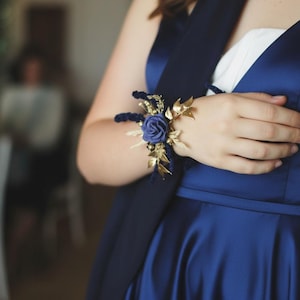 Corsage de poignet bleu marine et or - Élégant bracelet de fleurs stabilisées pour bal de promo, mariage et occasions formelles