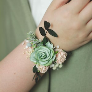 Ramo de flores en verde salvia y rubor: pulsera con flores secas, preservadas y de papel para damas de honor y madres de la novia