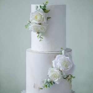 Decorazione per torta a forma di fiore bianco per matrimonio, semplice ed elegante, in tessuto e artificiale, pronta in pochi secondi, set di 2 pezzi floreali / non commestibile