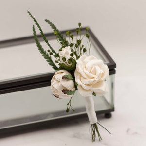 BOUTONNIERE PER SPOSO BIANCO, accessorio rustico per matrimonio, realizzato a mano con fogliame conservato e fiori di carta, include fiocco in raso e spilla di sicurezza