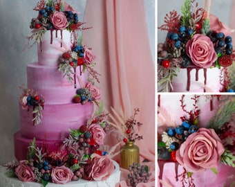 Tarta falsa de cuatro niveles decorada con chocolate falso derretido, tarta falsa de boda, tarta falsa decorativa, tarta falsa en tonos cereza y rosa.