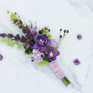 BOUTONNIERE VIOLA PER LO SPOSA, Occhiello viola lilla, Matrimonio estivo, invernale, Fiori di carta azzurri, rosa e bianchi, con nastro in cima