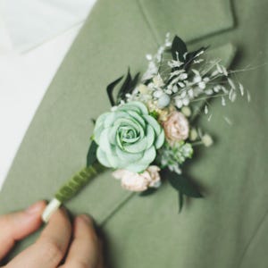 Boutonniere verde salvia e rosa – Spilla da bavero per sposo, testimoni e matrimonio rustico – Fiori secchi, conservati e di carta