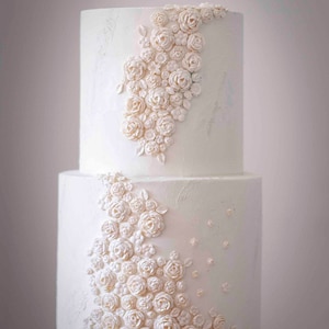 2-Stöckige, weiße Hochzeitstorte mit Blumendekoration, anpassbare künstliche Torte im Fondant-Look, Blumendekoration separat erhältlich
