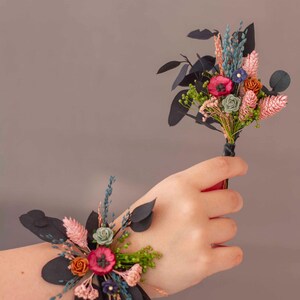 Set di boutonniere e corsage invernali con eucalipto blu stabilizzato, fiori secchi e fiori di carta da sogno in rosa antico e bordeaux