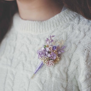 Boutonniere rosa cipria e lilla con nastro di raso - Fiori conservati e secchi, fiori di carta, spilla da bavero per matrimonio ecologica