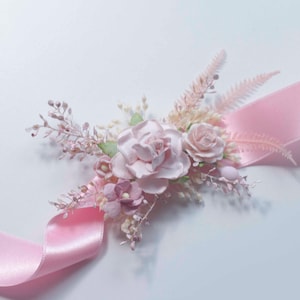 Pastel Pink Floral Corsage: Handgemachtes Hochzeitsarmband