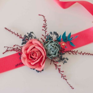 Viva Magenta Brautjungfer Anstecknadel: Handgemachtes Blumen Armband für Hochzeiten