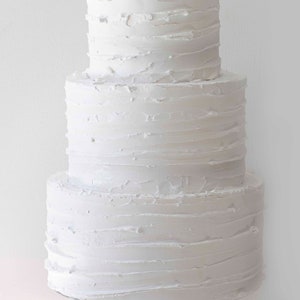 Torta nuziale rustica a 3 piani: decorazione realistica per torta finta